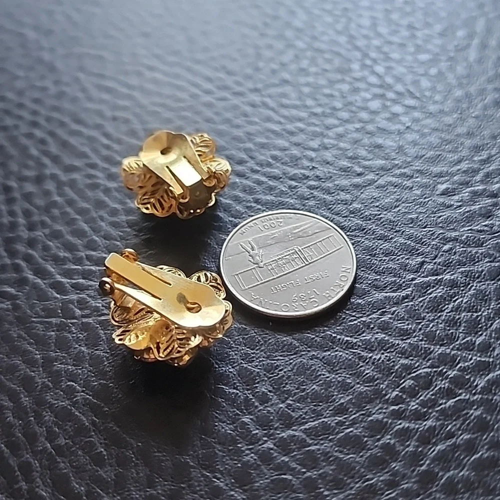 VTG clip on earrings - Picture 8 of 8